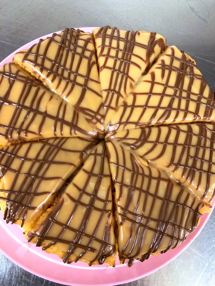rhi_dally's tweet photo. Lemon drizzle 🍋.                     caramel&amp;chocolate drizzle 🍫                 At The Dead Parrot 🦜 @CateringAcademy @ServestFoodCo https://t.co/svOAKYSZg4