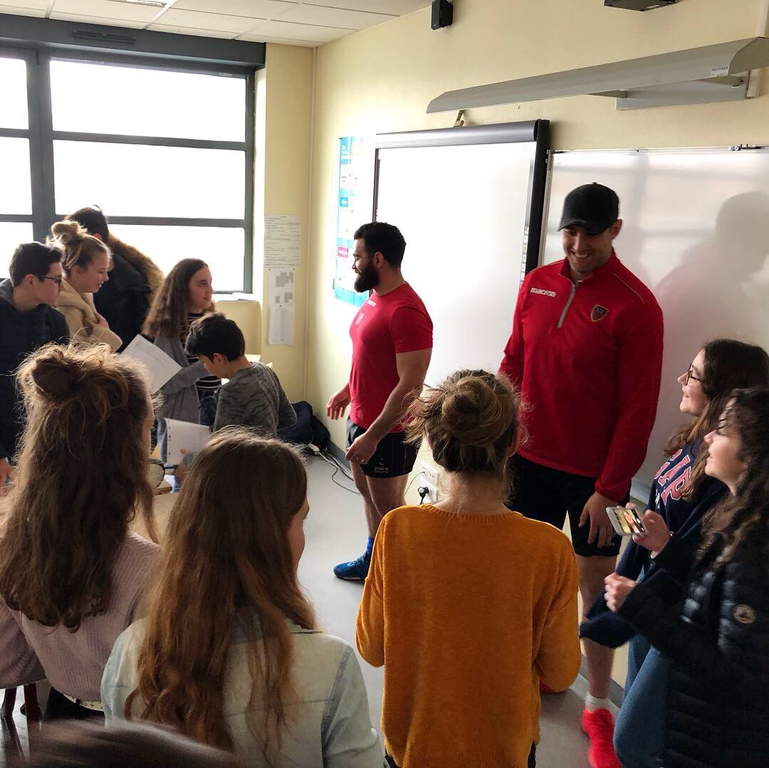 stadedijonrugby's tweet photo. 🔴🔵 BACK TO SCHOOL 🇬🇧 

English class with @jcfourie07 @perryjp @bcasseau 🎓

Nos #joueurs anglophones se sont rendus au #Collège #Malraux pour un Q/R en cours d’anglais ! Super moment avec les #élèves ❤️💙 

#Photos et séances de #dédicaces en fin de cours 👊

#dijon #rugby #sd https://t.co/lbWgmu79Kv
