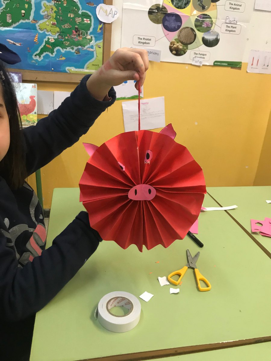 confucioule's tweet photo. #ChineseNewYear #Origami
los propios alumnos del Colegio Público Quevedo plegaron cerditos lindos. Los cerditos rojos llenaron el aula con un ambiente festivo.喜气洋洋过猪年。🧧🏮🐷 🏮🧧🇨🇳 https://t.co/KP7BHBb0Di