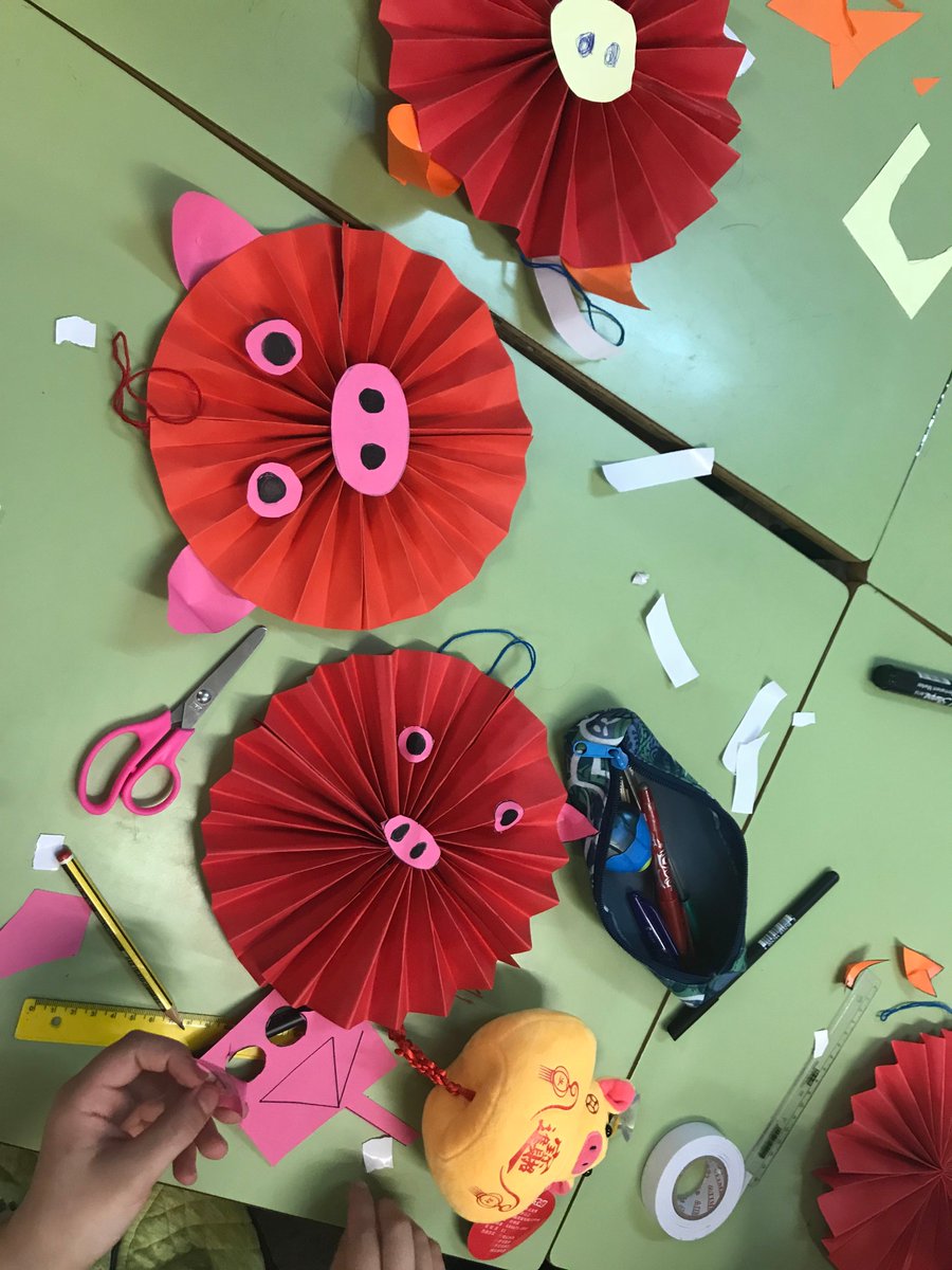 confucioule's tweet photo. #ChineseNewYear #Origami
los propios alumnos del Colegio Público Quevedo plegaron cerditos lindos. Los cerditos rojos llenaron el aula con un ambiente festivo.喜气洋洋过猪年。🧧🏮🐷 🏮🧧🇨🇳 https://t.co/KP7BHBb0Di