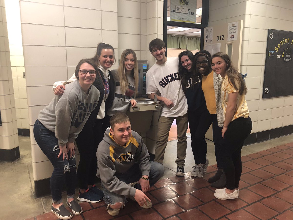 2019exec's tweet image. The Class of 2019’s senior gift to CFHS! Check out our new drinking fountain in the 300s. 💦