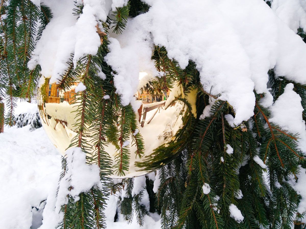 À Megève, Noël est encore dans l’air…
.
.
.
#megeve #christmasinmegeve #christmastree #christmasdecor #winterwonderland #ferachevalmegeve  #wintertravel #winterdestination #wooddecor #wintervibe #frenchvillage #romantic #skivillage #skistation