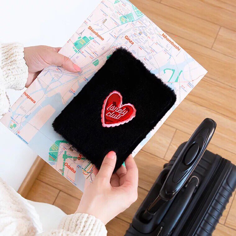 whatsinyourbag3's tweet photo. 🌈 #แจกฟรี ฉลองเปิดร้านใหม่ ✨
กระเป๋าใส่ passport ขนฟูน่ารักปุ้กปิ้กมาก
📍 กติกา : ฟอล + รีทวิตนี้
☁️ ประกาศผลเมื่อครบ 500 ฟอล

#กระเป๋าผ้า #กระเป๋าสะพายข้าง 
#กระเป๋าเกาหลี #แจกของ #แจกของฟรี https://t.co/z04MALUxLe
