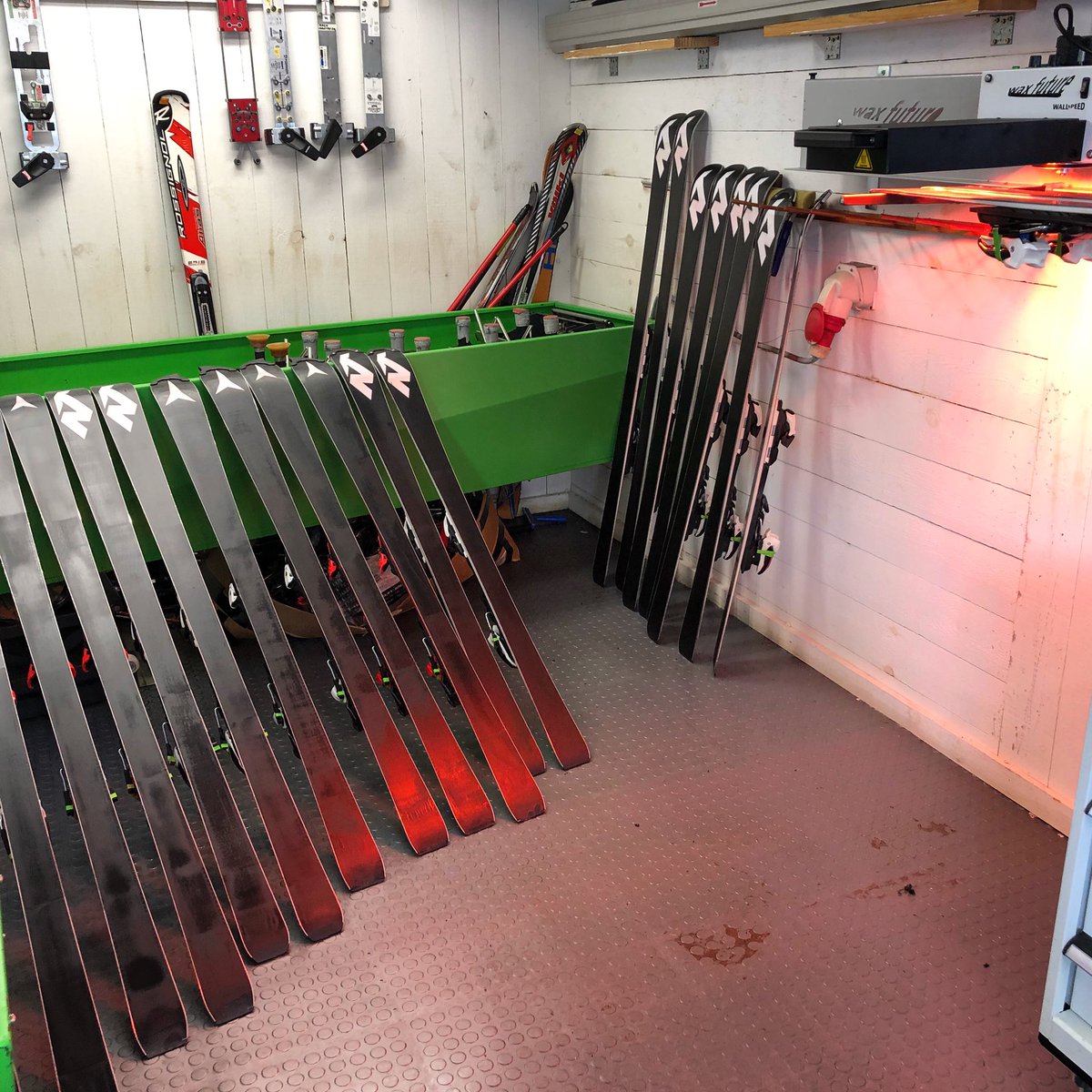 BoutiqueNepal's tweet photo. Incubadora MODE ON 😜 saturación profunda por infrarrojos... preparando la caballería con mimo para que los deportistas rindan al máximo éste fin de semana 💪🏼💪🏼 #boutiquenepalformigal #skiman #boutiquenepalracingteam #waxfuture @nordicateamspain @Nordicaskiing https://t.co/1nysxTCUSf