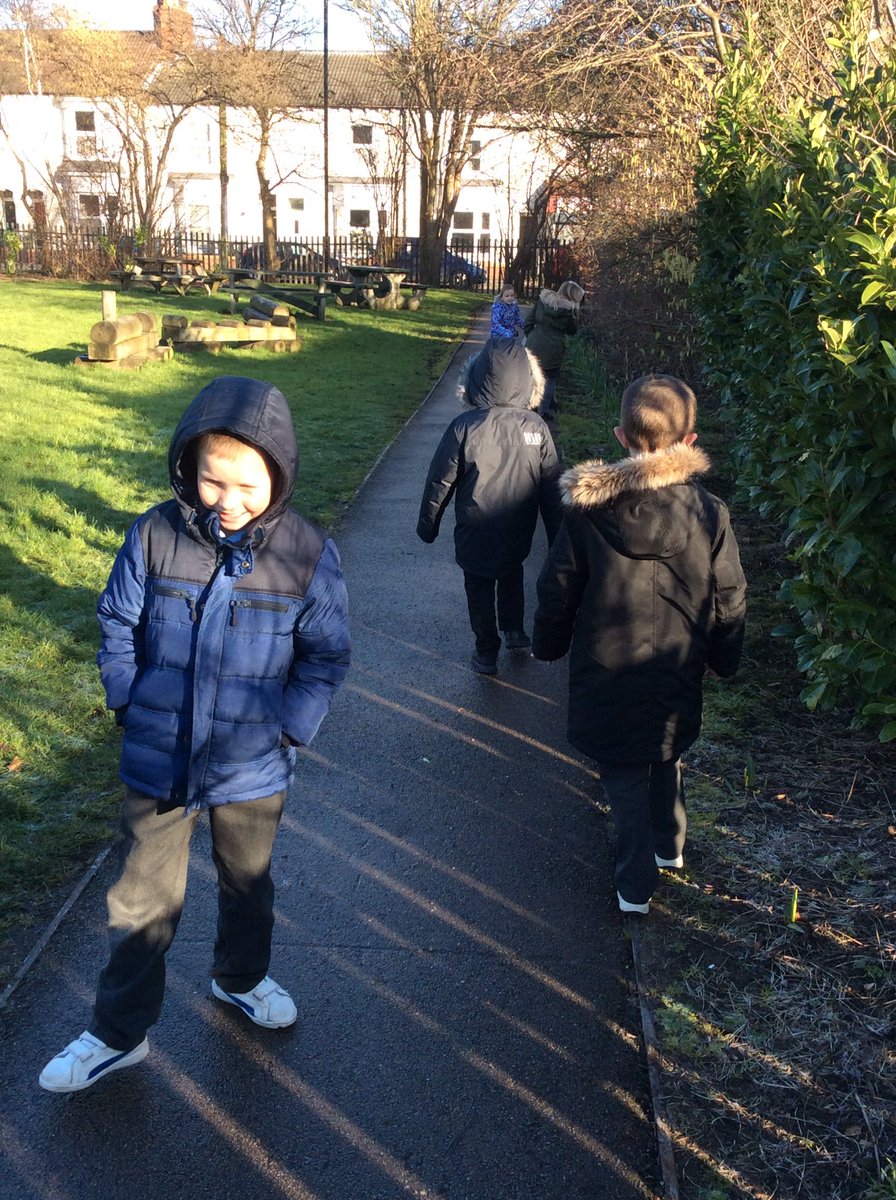 Wheeler_PS's tweet photo. Humber had a good look around the school grounds to determine Human and Physical features π #wheelerprimary #hcatschool #topic https://t.co/Gd7HQcBbzn