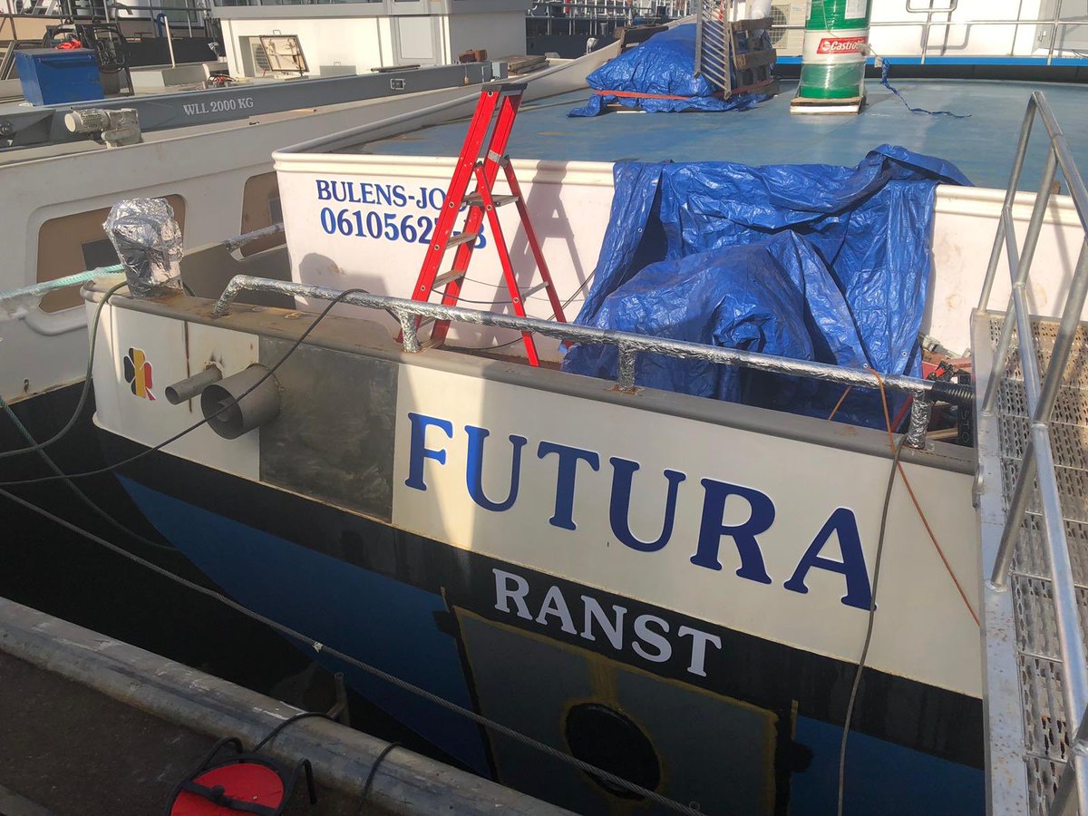 Dockmarks's tweet image. Vandaag hebben we MTS Futura voorzien van #scheepsbelettering bij Asto Shipyard.
#binnenvaart #sign #belettering #scheepslogo
