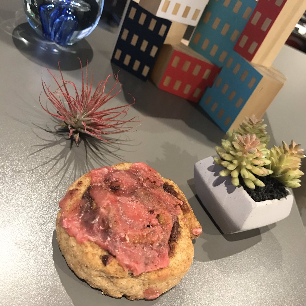 DeniseEBates318's tweet photo. Parenting differences summed up in one meal.  Homemade low sugar, whole wheat cinnamon roll.  VS. Donuts. https://t.co/hF8x1DFs02