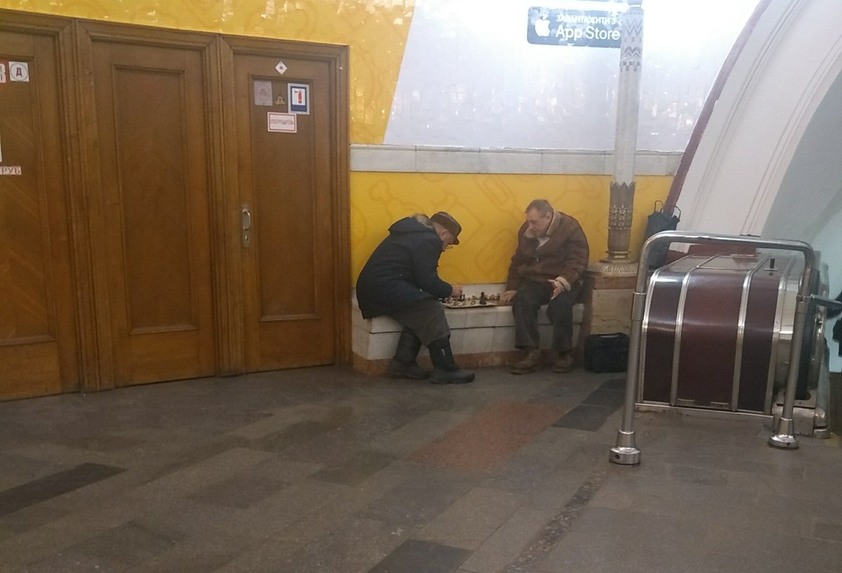 xepmah's tweet photo. Avondspits (do. 16:30) in #Kiev metro #Университет. (geen #Zen (3) want achter linker speler schaakklok die fanatiek werd bediend) https://t.co/yCusDshYQB