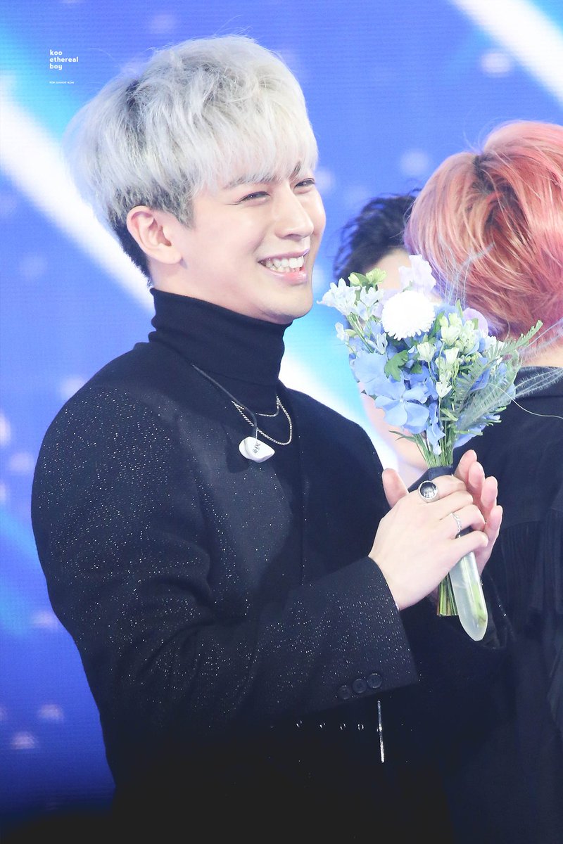 KOOetherealboy's tweet photo. 생일축하합니다. 윤형 준네의 온화한 형, 많이 행복하시고 이렇게 준네한테 좋은 형이 오래 되시길 바래요.

🔗https://t.co/hLiQ4Mw5iW 

#HBDSONGofTheYear https://t.co/xGjj8Sx7y7