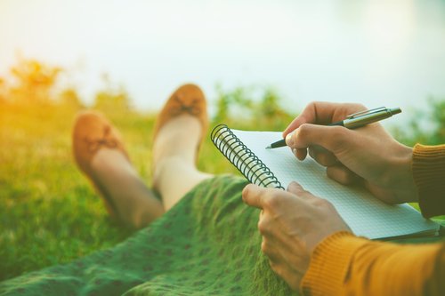 UrDivorceStory's tweet photo. Journaling can provide freedom from an internal tape that continually plays a damaging story. #divorce #DivorceRecovery #healing #writing 
https://t.co/rU1JFxNzC2 https://t.co/GNrirPFTaA