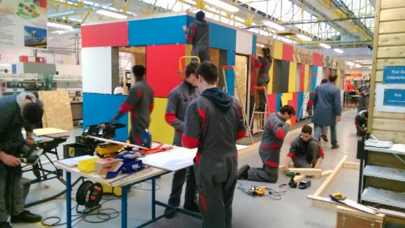 lycdoisneaustlo's tweet photo. Les élèves de Seconde et Terminale #CAPMenuiserie, accompagnés de leurs enseignants, M. Goubard Vincent et M. Drieu Pascal, redoublent d'efforts afin de terminer leur bel ouvrage pour leurs collègues du lycée @Curie_Corot https://t.co/StWhX9GYVG