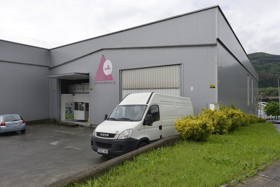 Suelbat: Almacén de material eléctrico en Basauri. Parking para clientes
Pol. Artunduaga C/ Bastegi, S/N, 48970 Basauri -Bizkaia