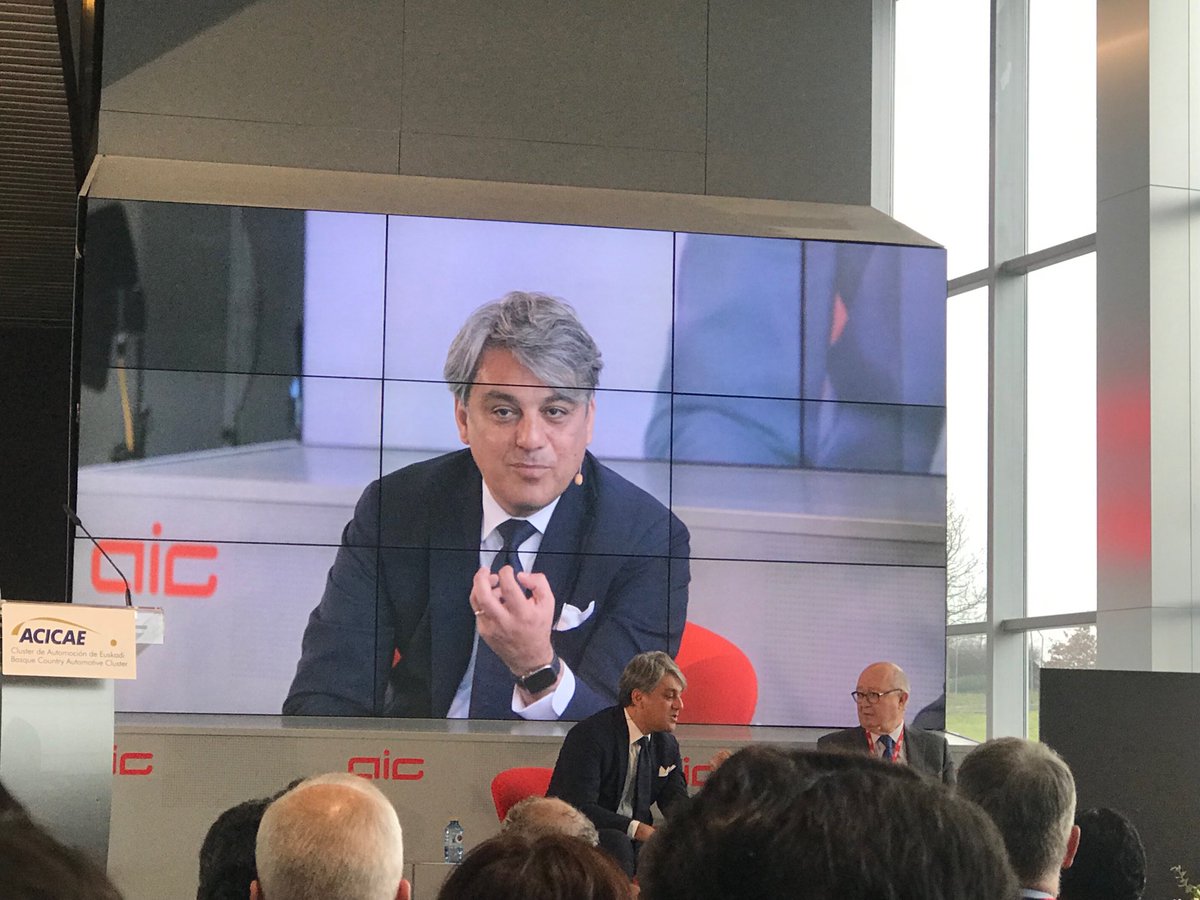 Imma_MartinezCh's tweet photo. Luca de Meo(Presidente @Seat) #DesafiosAuto, la gestión logística y software de las baterías para vehículos eléctrico son aspectos clave para el futuro cercano, en 2025 se fabricará 25% VE. @HaysEspana @AcicaeCluster https://t.co/9IEPlE4qfJ