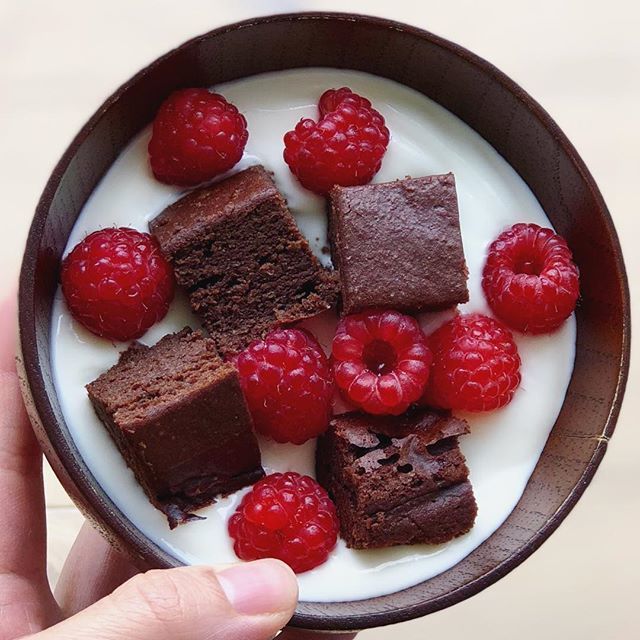 Feel good fudgy brownies! Started hump day morning with a Yoghurt &amp; Brownie bowl, always a funky idea lol 😋😉💚
Make the most of your hump day! #happyhumpday🐫 #Wednesdayvibes #lol #fudgy 💚 bit.ly/2RMCTYy