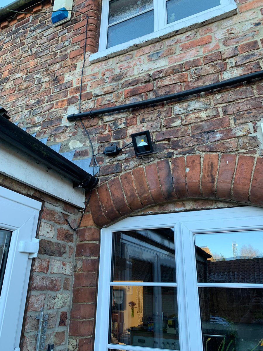 fceyorkshire's tweet image. RCD tripping, fault found with frozen connectors in a broken security light. New security light fitted ☑️👌

#electricians #Yorkshire #ElectricalFaultFinding