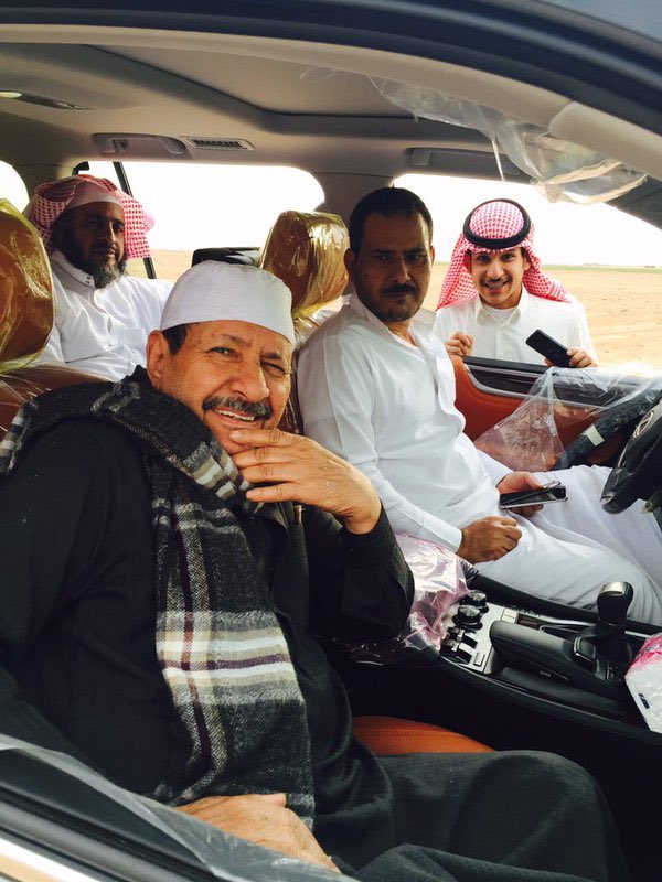 انص الرجال وخل عنك البرابيس
اللي يدبرهم مراسل وفراش
سود الوجيه معاشرت كل بليّس
النمل عند بيوتهم كيف يعتاش؟
الباطلين العاطلين الجواسيس
على الختوم الهم ضوالات وهواش
السامجين الساذجين الدنافيس
جراد ليلٍ في سرابيل وخياش

#خلف_بن_هذال