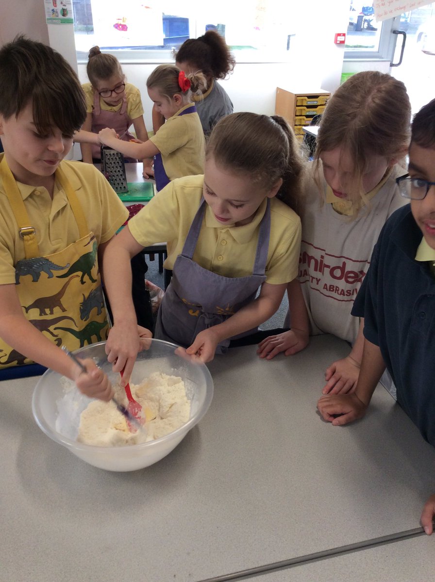 AttleboroughPri's tweet photo. The children of 4T have been making a Spanish lemon cake ready for their Spanish afternoon! It smells delicious! https://t.co/MtC9CMuN8F