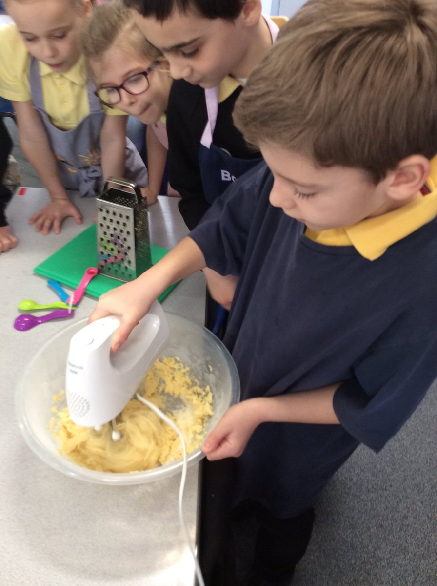 AttleboroughPri's tweet photo. The children of 4T have been making a Spanish lemon cake ready for their Spanish afternoon! It smells delicious! https://t.co/MtC9CMuN8F