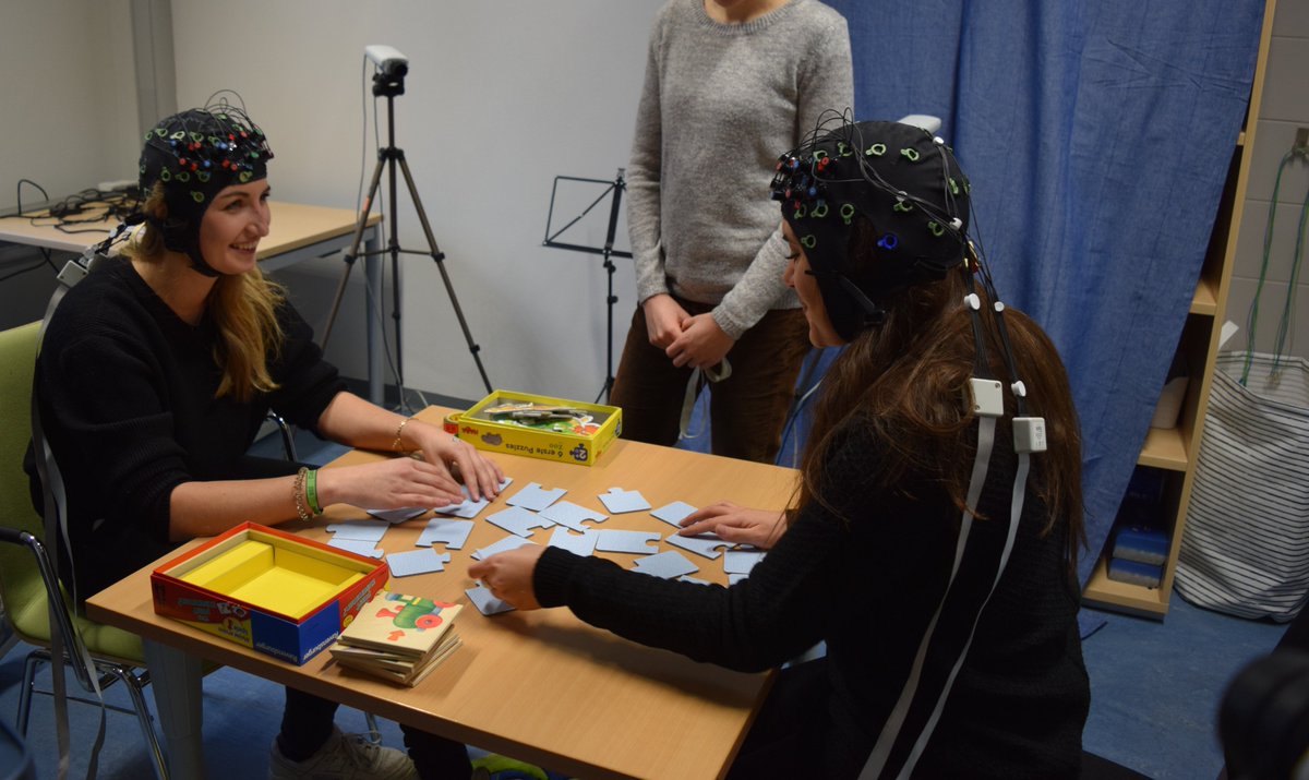 kinderstudien's tweet photo. #housewarming: Last week, all labs in the #AppliedPsychology Dep. of @univienna were open for employees and #researchers to get to know each other's work. Of course, we kept things extra playful in our lab, where brain activity (#fnirs) was measured during a puzzle task🎲🧩🧠. https://t.co/5TWFLoz7bo