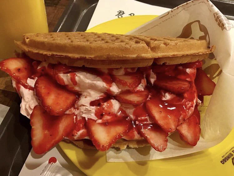 いちごがはみだしちゃってる！？いちごを堪能できる「いちごワッフル」！