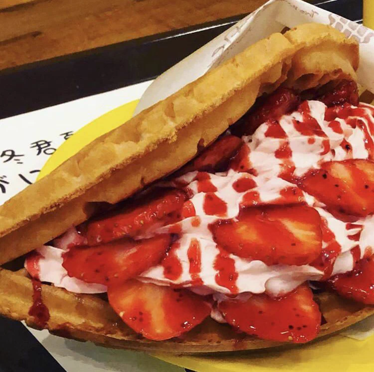 いちごがはみだしちゃってる！？いちごを堪能できる「いちごワッフル」！