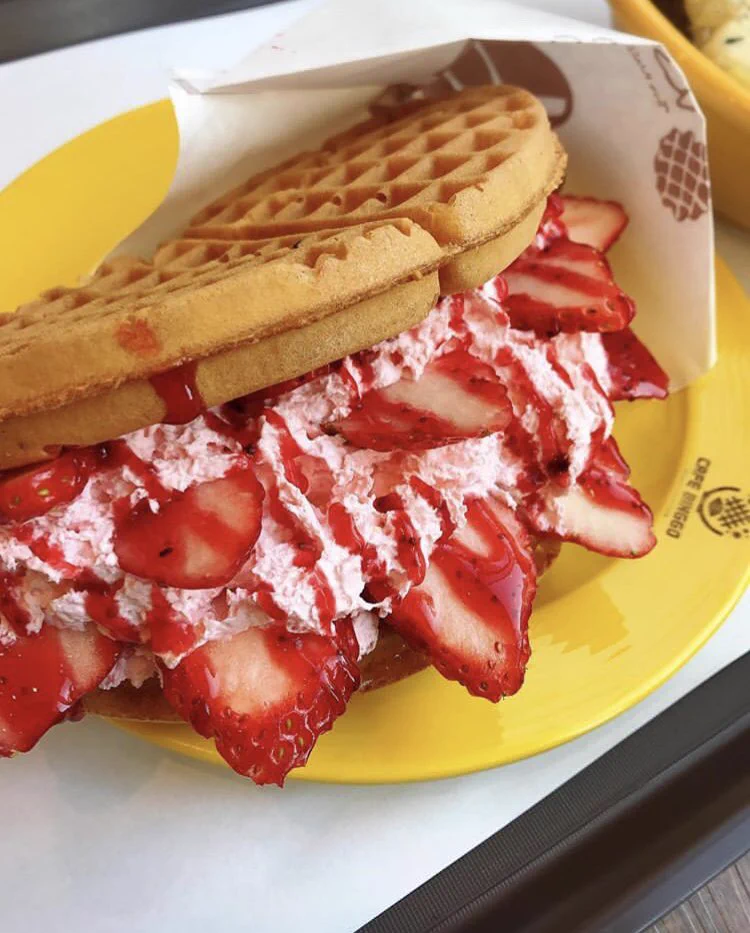 いちごがはみだしちゃってる！？いちごを堪能できる「いちごワッフル」！