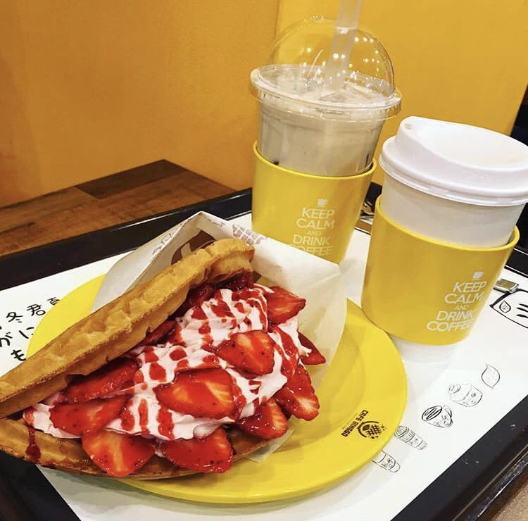 いちごがはみだしちゃってる！？いちごを堪能できる「いちごワッフル」！