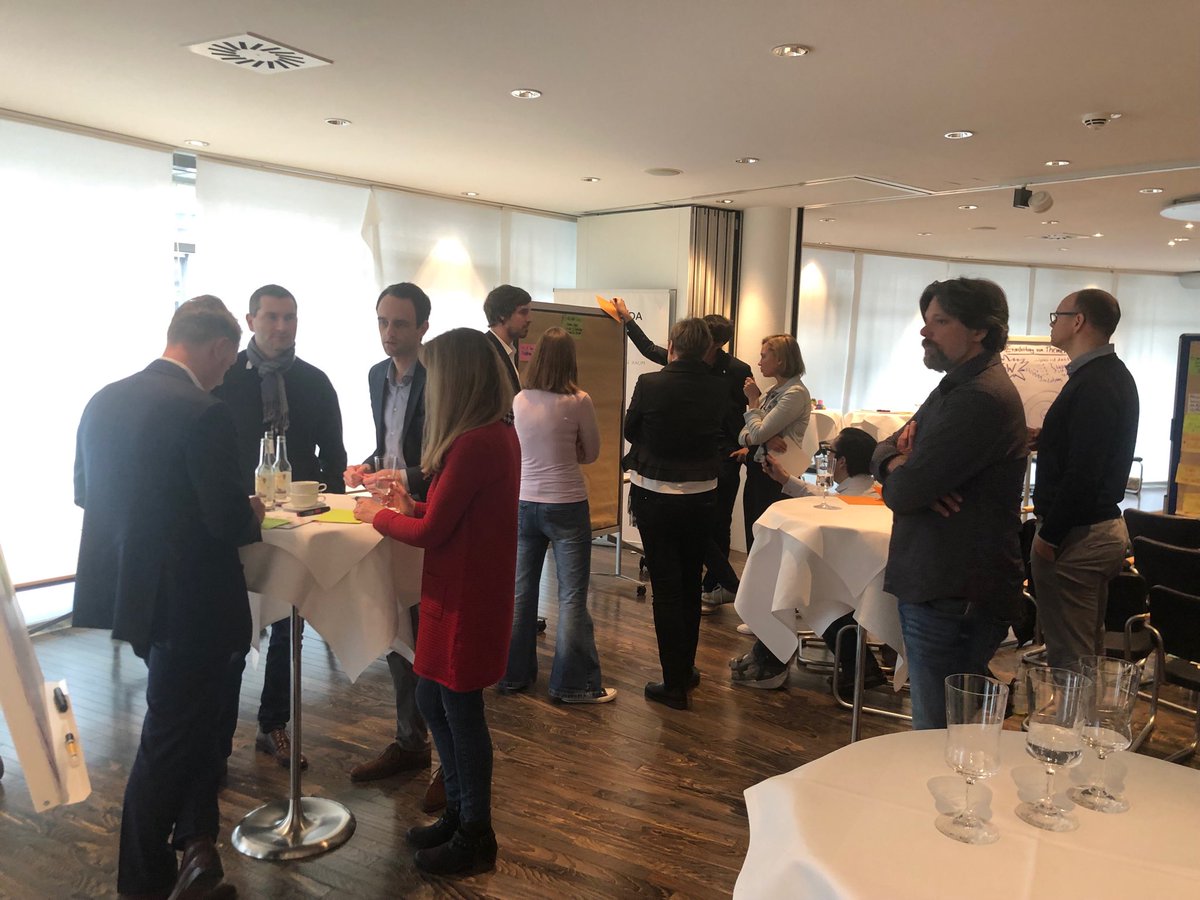 MarcWagner1975's tweet photo. #ReBuilding @ORGATEC - coole Strategie Diskussion ... über Purpose, #ReBuilding Spaces + die Zukunft von Arbeit. @ThomasPostert @ReneWurm @RotondaBC @detecon #Work2028 @HenleyBSchool https://t.co/qypIyPGTKw