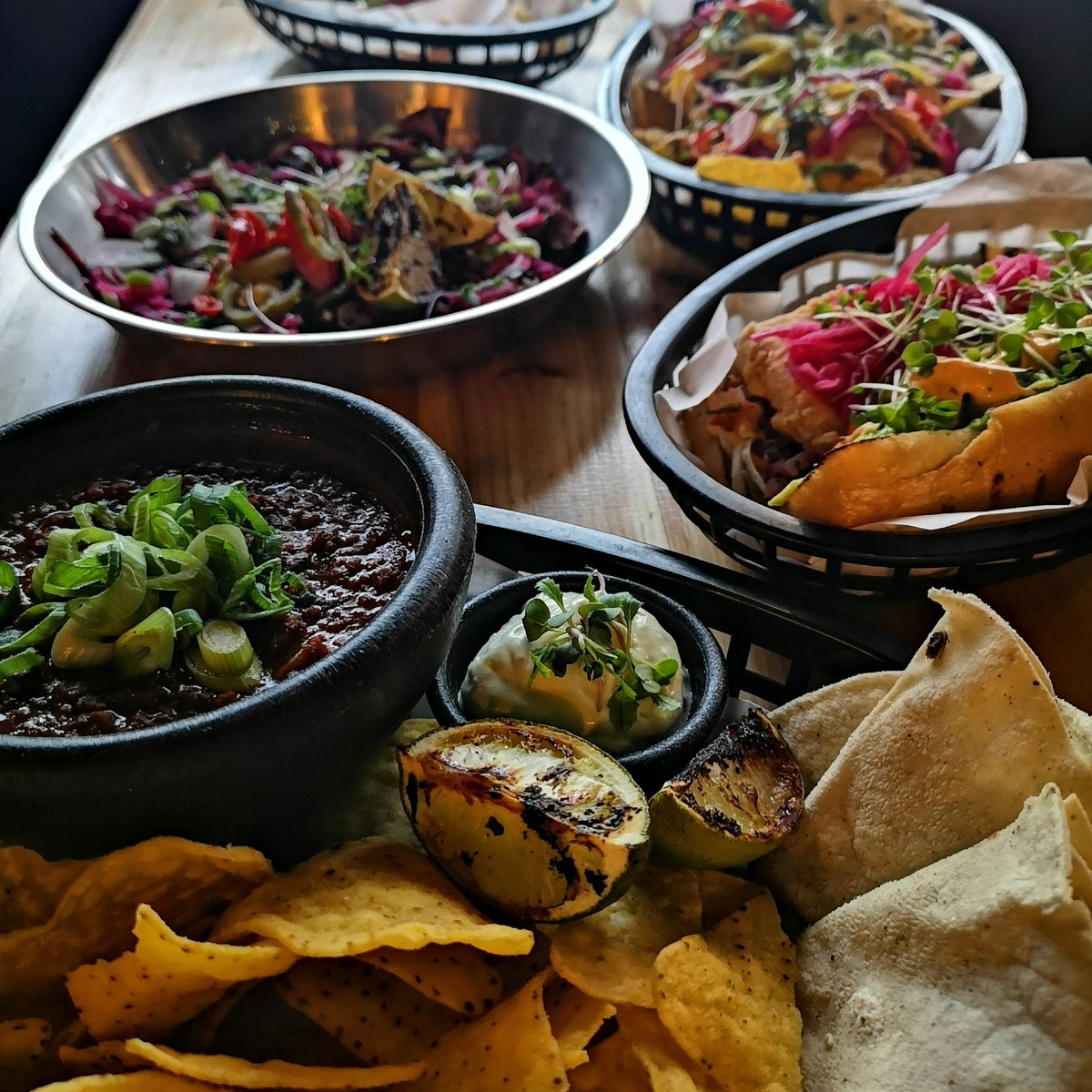 If you're looking for somewhere for a tasty feast look no further ✋. For groups of 7 and up for just £15pp you can have ALL OF DA FOOD served buffet style 🌮🥗🥙🌯🥑. Get in touch to enquire: hola@elmarchadortacos.com
#plantbased #veganfoodshare #whatveganseat #foodporn