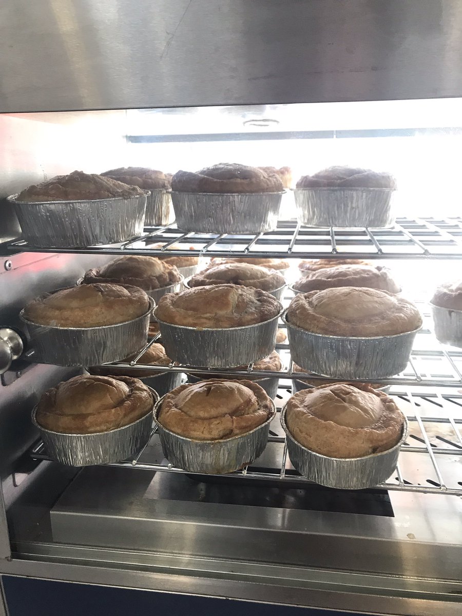 We’re back at #farnboroughbusinesspark today for #lunch service 11.30am - 2.30pm. #pie #pieandmash #eventcatering #foodtruck #foodtrailer