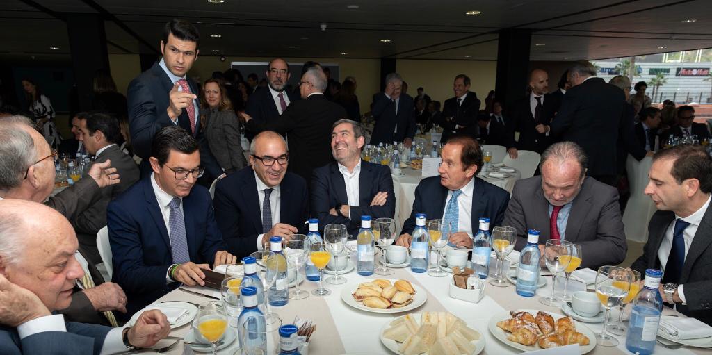 PabloRodriguezV's tweet photo. Hoy compartimos con @EquipoClavijo los retos actuales de #Canarias. En los últimos años hemos mejorado las cifras de empleo, pero aún no estamos satisfechos. Hay que seguir trabajando. #PrimeroCanarias🇮🇨
#ForoLP @AuditorioAKraus https://t.co/TZAc2IzNLz