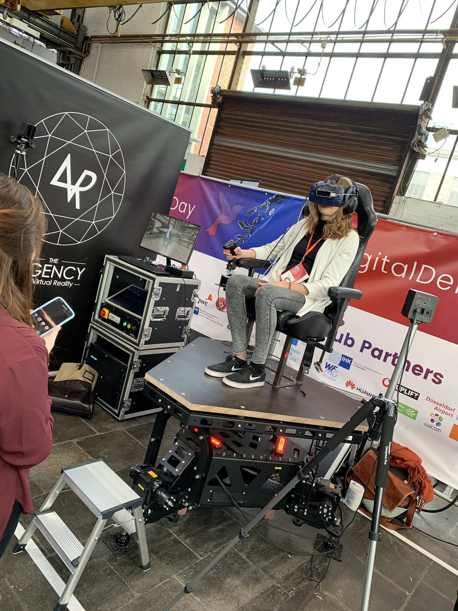 Sophia_Tran's tweet image. Full house beim #DigitalDemoDay - was für ein mega cooler Spirit. Und das in #NRW! @digihub_de #startups