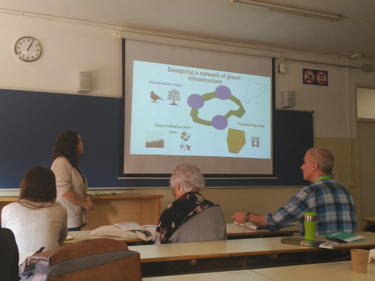 Y seguimos para bingo, de vuelta a la sesión sobre #ecosystemservices, para ver cómo Mónica Lanzas explica cómo habría que diseñar una red de infraestructuras verdes para hacerla efectiva para conservación de ES y Biodiversidad #SIBECOL2019
