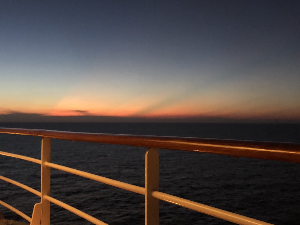 Messer112's tweet photo. Sonnenuntergang auf dem Weg nach Singapur https://t.co/hbVnR2aU3c