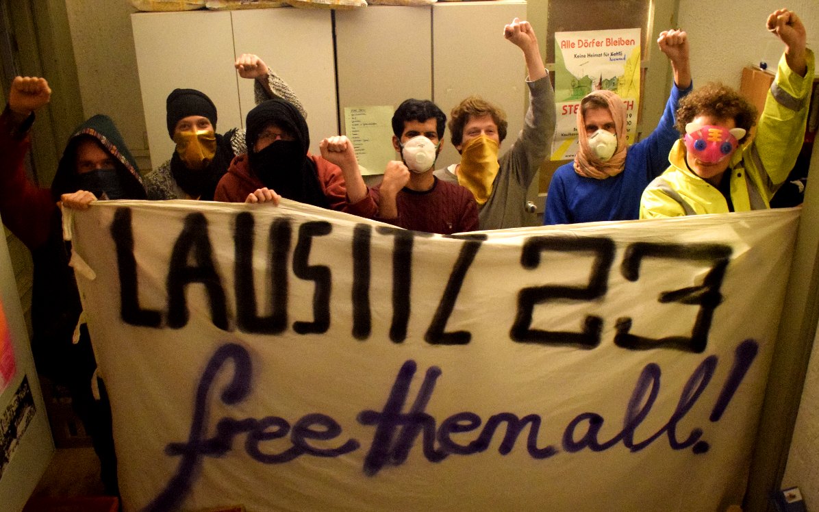 Ende__Gelaende's tweet photo. Dieses Solifoto für die #Lausitz23 hat uns aus #Leipzig erreicht. 
18 Menschen werden immer noch gefangen gehalten - auch die, die ihre Identität schon angegeben haben. Lass unsere #ClimateHeroes frei! #BaggerStoppen ist legitim &amp; notwendig! https://t.co/nN7gQxjCFb