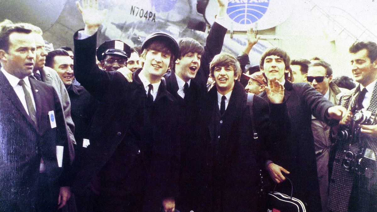 EnuffZnuff's tweet photo. Today 1964, Pan Am flight 101 was greeted by over 5,000 Beatles fans as it arrived at New York's JFK airport, bringing The Beatles to the US for the first time and causing riotous scenes as they touched down. #znuffstuff https://t.co/CkUbWgXRAl