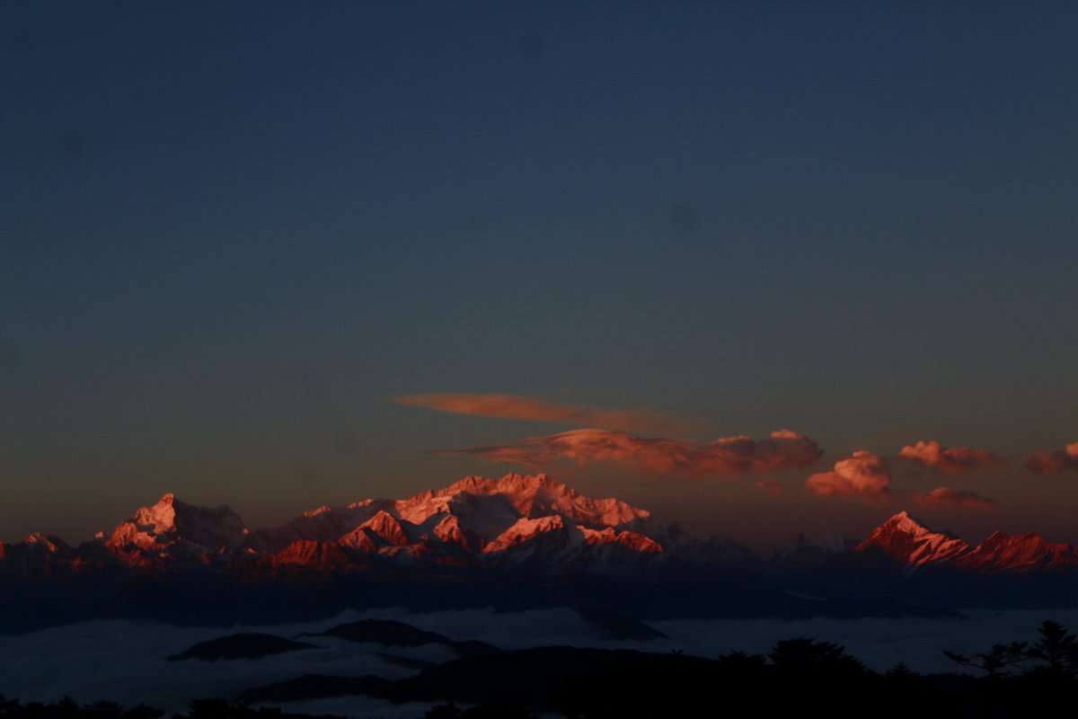 Peaceinhell2's tweet image. To walk in nature is to witness a thousand miracles.
#sky #afterglow #cloud #horizon #sunset  #evening #sunrise #redskyatmorning #dusk #atmosphericphenomenon #morning #atmosphere #dawn #night #mountain #geologicalphenomenon #sea #mountainrange #cumulus #landscapes #hill