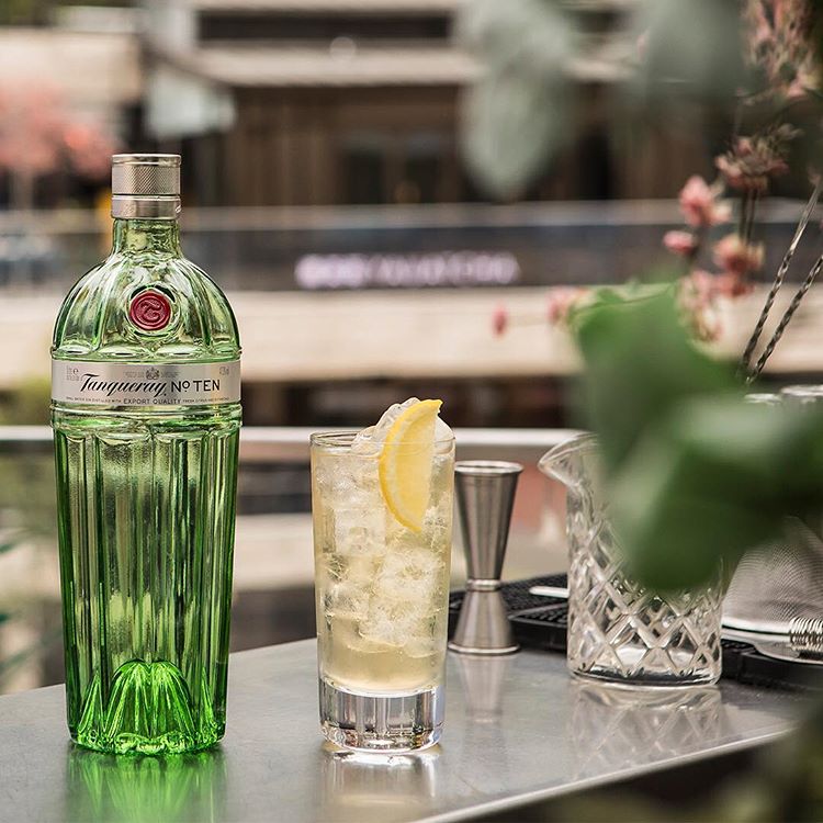 WorldClassSpain's tweet image. ¿Sabíais que #TanquerayNoTEN es la primera ginebra creada con cítricos en su totalidad y no solo la piel? Descubre su sabor inconfundible incluyendo cualquier cítrico como garnish a tu #TanquerayTonic. #WorldClassSpain