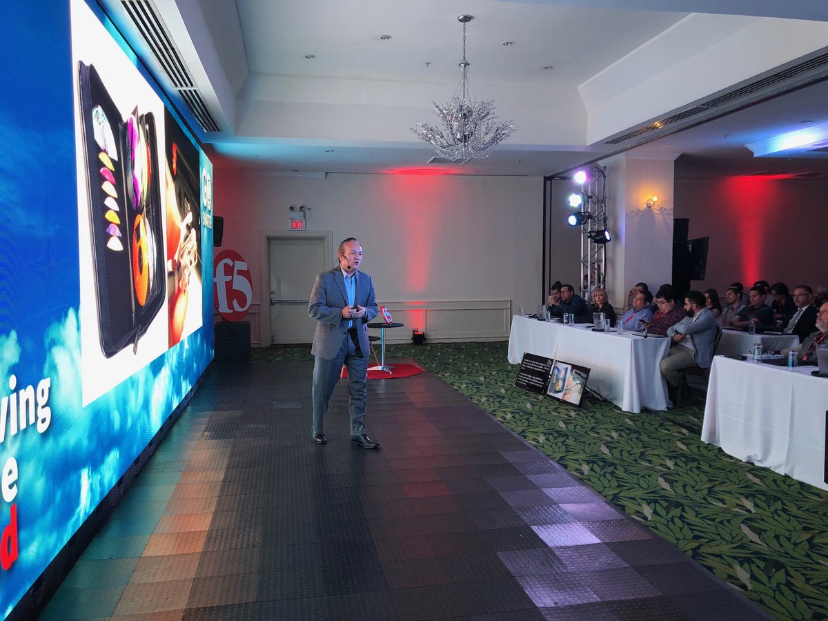 ramongar21's tweet photo. Roberto Ricossa VP Ventas Latam Evento GoSmarter San Jose Costa Rica #movingtothecloudcr https://t.co/vKUueVF6Ov
