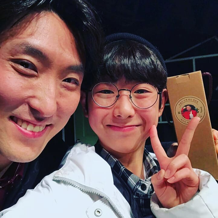 국민 뮤지컬 "사랑은 비를 타고" 💞☔ .
배신자(빌리에서) 였던 성수쌤😆.
돈💸대신 하트💞 날려주시는 사랑 가득한 장남 동욱형으로😍 
온세대 대표 공감 드라마 "사비타"🌂💧
.
오늘도 뜨겁게 뜨겁게 사랑하세요. 😍