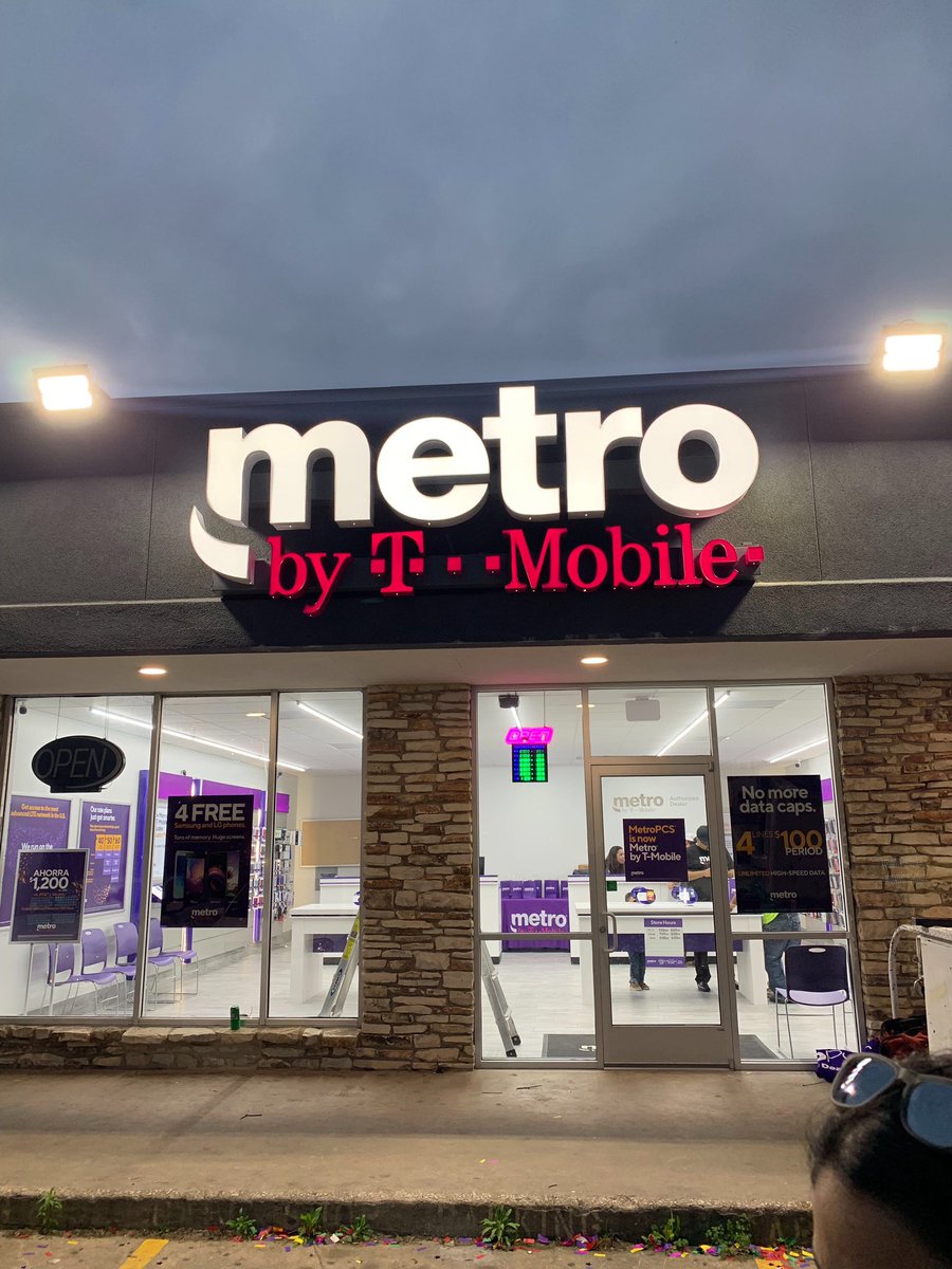 San Antonio’s first new sign!! 👏🏼👏🏼👏🏼⭐️⭐️⭐️ #MetrobyTmobile #LivePurple #itsbeautiful