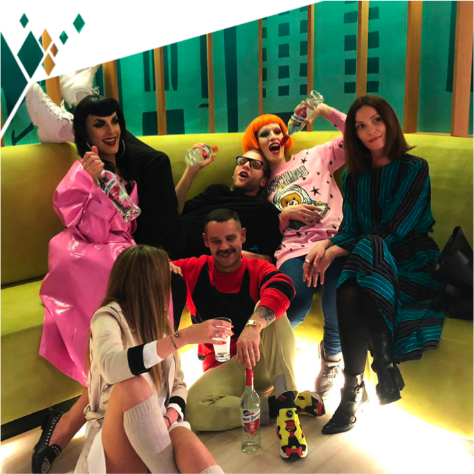 Ese momento en el que el “vamos a hacernos una foto” se va de manos gracias a Anís 35ª de Marie Brizard
¡#LaPaloma #estademoda!

<a href="/ConceptAgency/">Concept Agency</a> <a href="/BrainandBeast/">+ Brain & Beast +</a> <a href="/Eduardonavacu/">Eduardo navarrete</a>
#MarieBrizard #Color #MejoresMomentos #Sabor #risas #CocktailLovers #SeLicurioso #LIQUEURIOUS #DareToPair