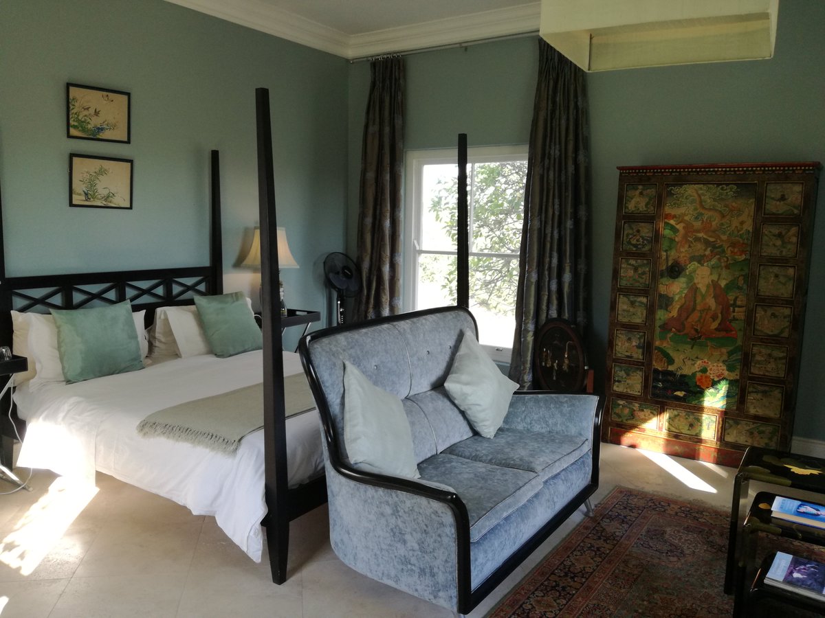 Hawksmoor_House's tweet photo. With individually furnished rooms, Hawksmoor House  offers a totally unspoilt, unpolished and authentic country home experience. 

#countryliving #countrylife #capewinelands #lionroarshotels https://t.co/e7rslHEy42
