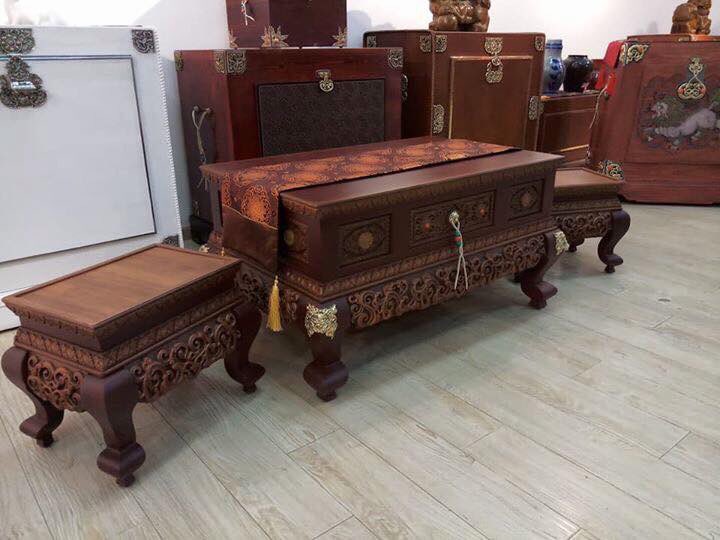 Манай компани нь үндэсний өв соёл уламжлалыг шингээсэн, уран дархчуудын сэтгэл оюунаа шингээн урласан "Гүнгэрваа", "Авдар", "Сэнтий" зэрэг модон эдлэлийн бүх тавилга үйлдвэрлэдэг юм.
Авдар нь айлын хөрөнгө мөнгийг тогтоож байдаг, айлд зайлшгүй байх ёстой тавилга юм.
Утас:99995999