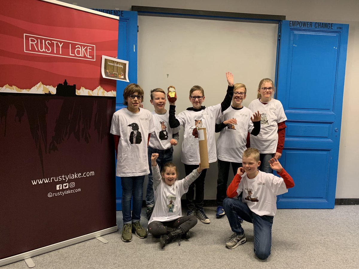 rustylake_kr's tweet image. 저희의 사무실에서 Senne의 러스티 레이크 생일파티를 열었는데 무척 즐거웠답니다! 아이들이 파라독스 게임과 영화 속 상징들을 통해 수수께끼를 정말 빨리 풀어 놀라웠어요. Senne와 친구들은 새로운 게임의 첫번째 티저를 포함한 멋진 선물들을 받았습니다 :) #inalab