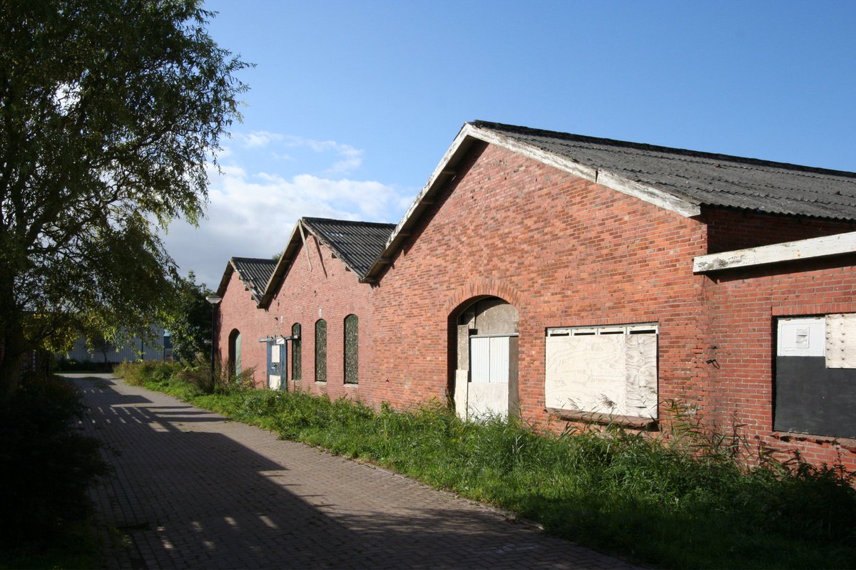 De 12 woningen van project "Nieuw Grettinga" zijn uit de steigers. Het metselwerk is prachtig geworden met al zijn bogen, diepteverschillen en richtingswisselingen. Er is een duidelijke knipoog gemaakt naar de industriële historie van deze plek.