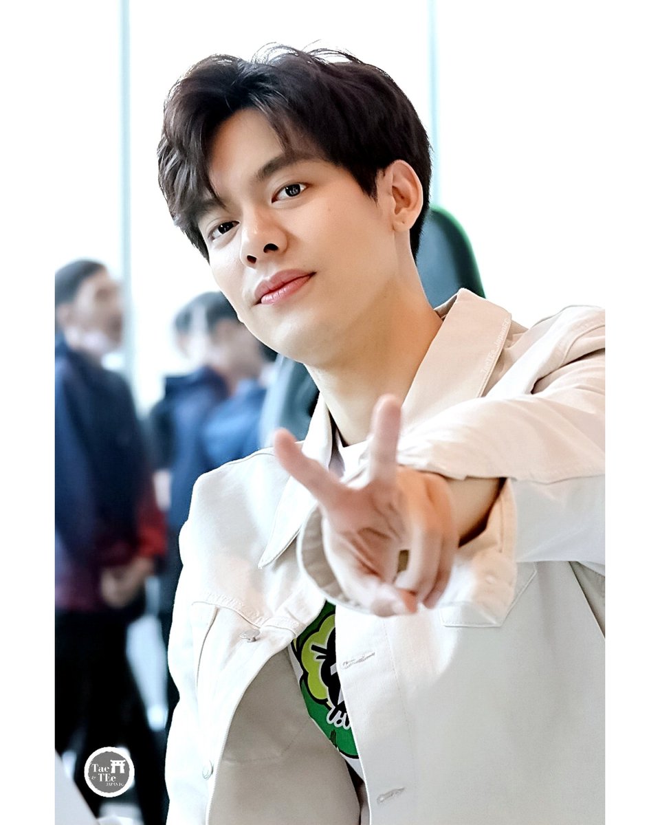 TaeTEe_JapanFC's tweet photo. #ZeedSimSBFIVE & #AisDigitalIntelligentNation2019 ~ 1/2/19 💚💚💚💚💚 with #SBFIVE (📸3) 💙 @Tae_darvid #เต้ติสชีวิตโลเทค #เต้ตี๋ #TaeDarvid #TaeTEe #TaeTEeJPFC #HighFive https://t.co/u5kNyjf8jZ