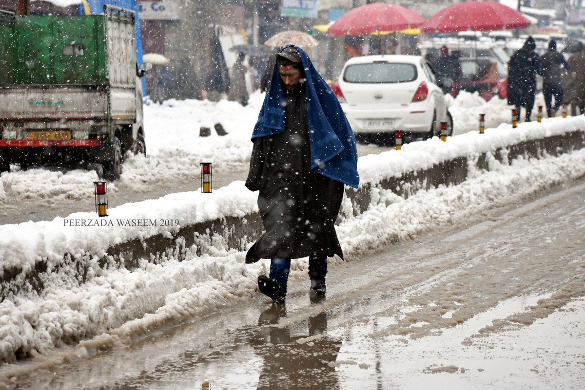 Waseemjourno's tweet photo. Snow over head and water wiping feet. #snowfallscenes. https://t.co/CTkgC3xPcW