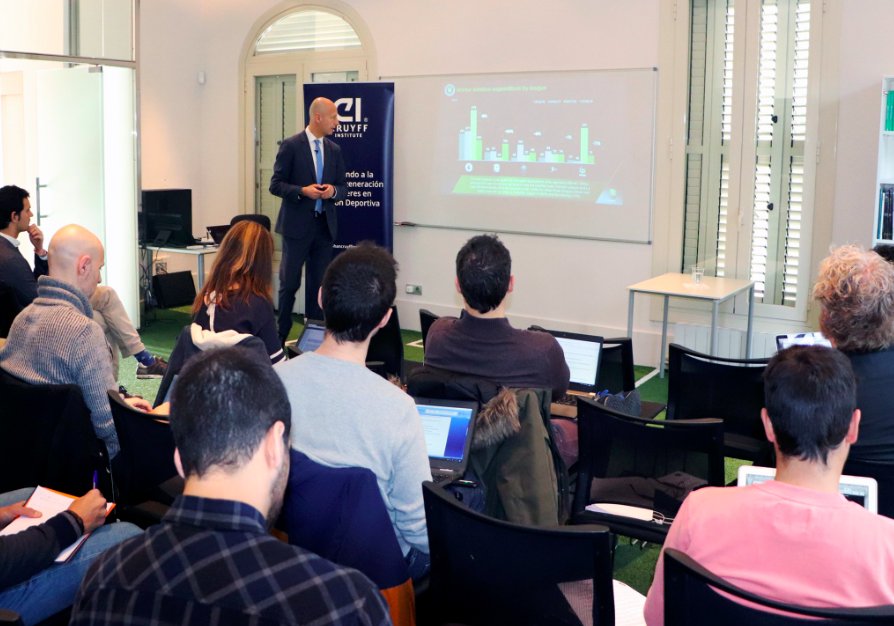 ptimesport's tweet photo. 📊 | Aquí está el #FootballTransferReview de @ptimesport - edición invierno 2019, presentado en el @Cruyff_Inst_ES 
Descarga el informe completo aquí 👉🏻 https://t.co/OrJV8e8Spg 
Nota de prensa 👉🏻 https://t.co/pa8FEMHlWj https://t.co/3dsr5lU9GC