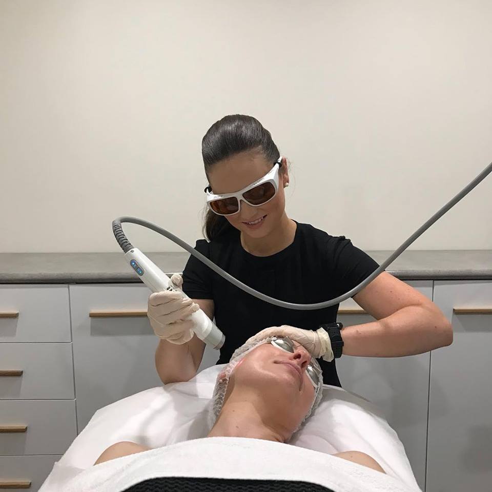 El #LaserGenesis de #Cutera destaca por su capacidad para adaptar el tratamiento a cada paciente, gracias a las diferentes configuraciones del equipo que sirven para tratar gran variedad de afecciones cutáneas. #CuteraSpain #belleza #medicinaestetica #cara #skincare #beauty